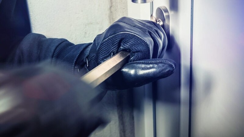 احذروا من ترك منازلكم بدون مراقبة أثناء الإجازات؛ فهناك سارقون يتربصون