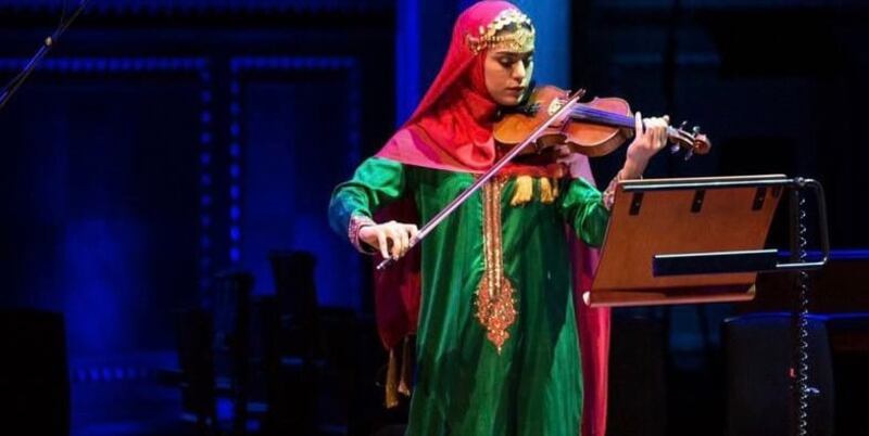 بدأت العزف قبل سن العاشرة: فنانة عمانية بموهبة عالمية