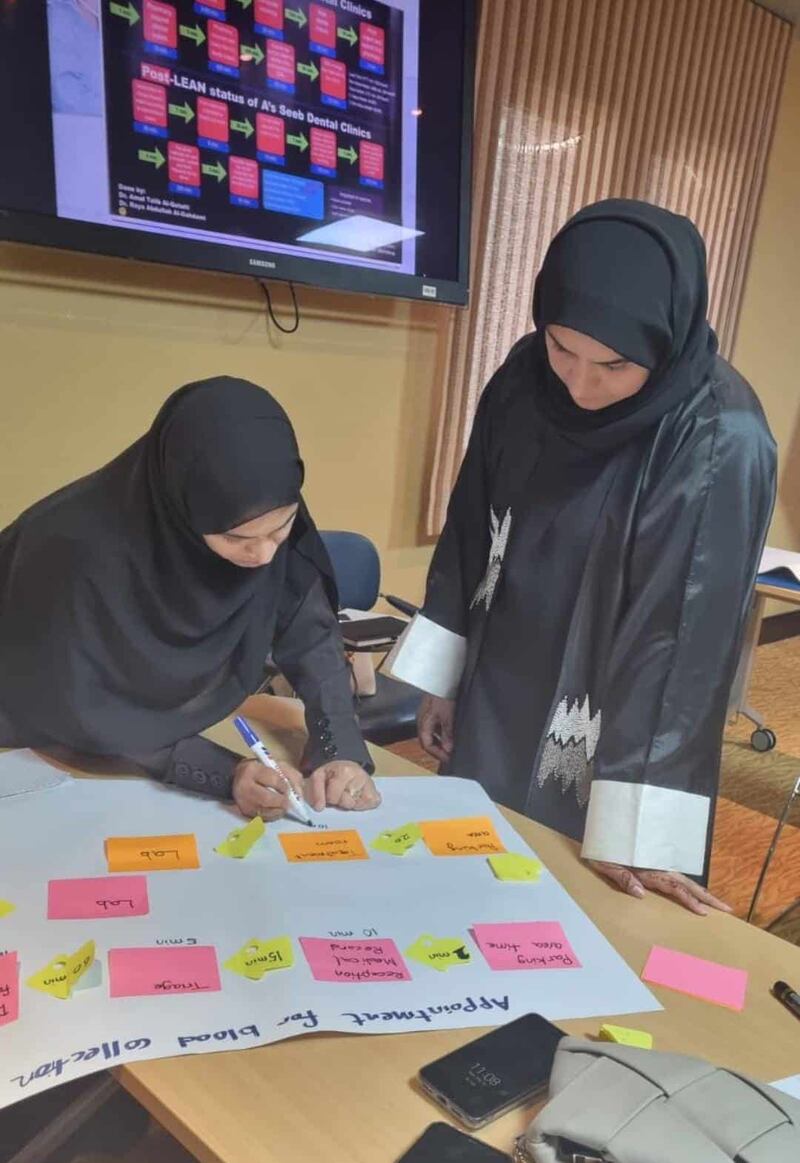 كفاح امرأة عُمانية: المضمّدة التي طوّرت نفسها لتحصل على البورد الأمريكي في التعقيم