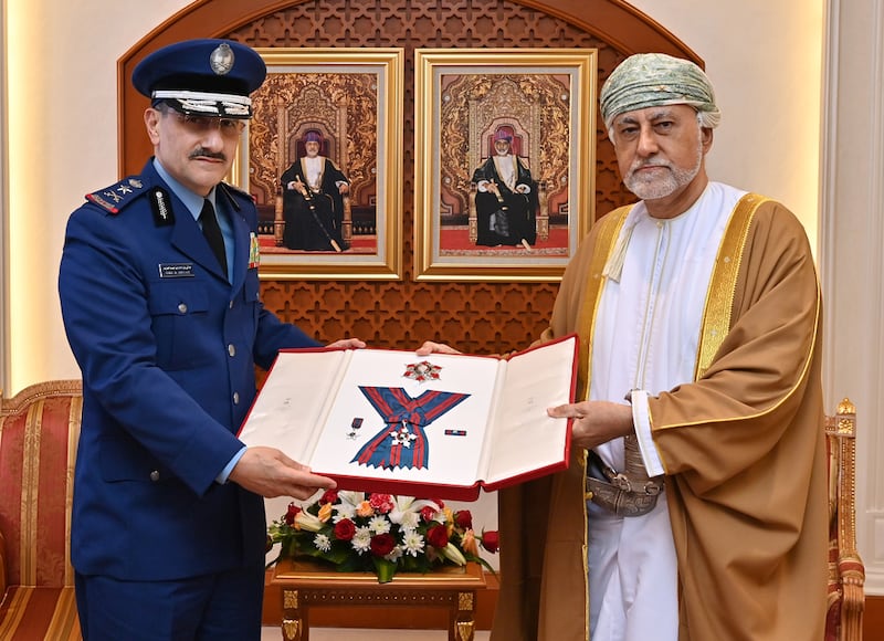 جلالة السلطان يمنح وسامًا لقائد القوات الجوية الملكية السعودية