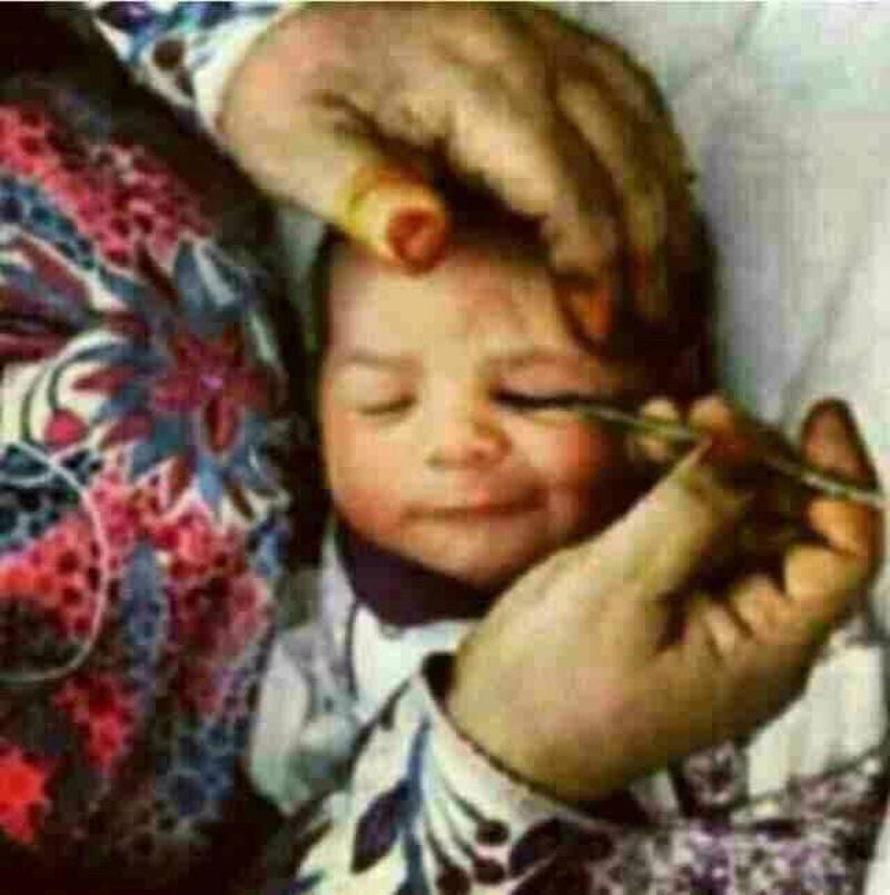 احذر من “تكحيل” عيني طفلك؛ فله نتائج كارثية