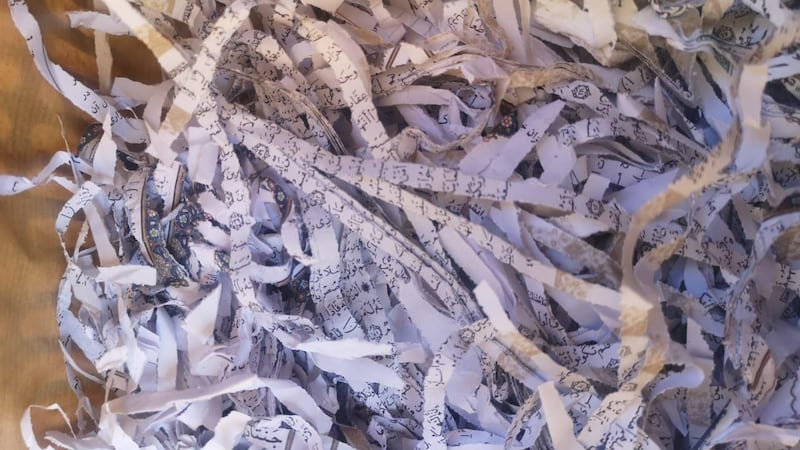 أوراق ممزقة من القرآن الكريم في “كرتون تفاح”؛ فما قصتها؟