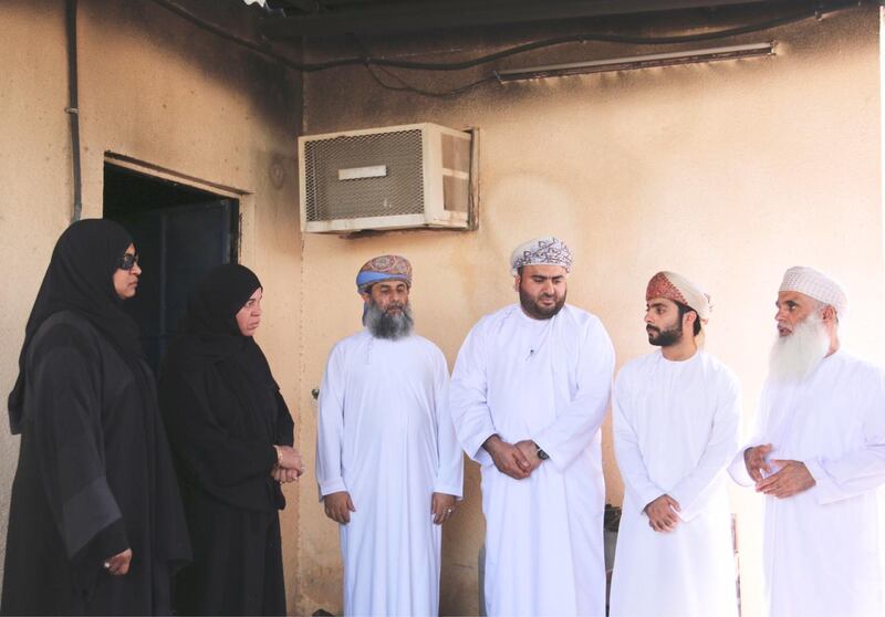 العُمانية لحقوق الإنسان تزور أسرة ضحايا حريق صحم