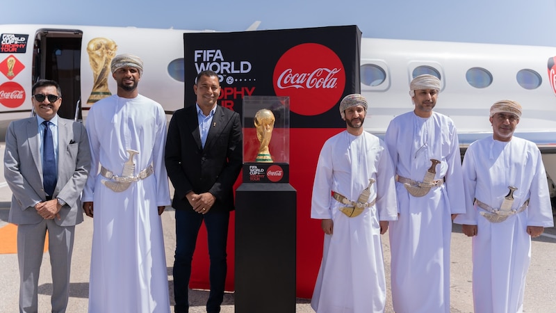 بالصور: كأس العالم تصل مسقط