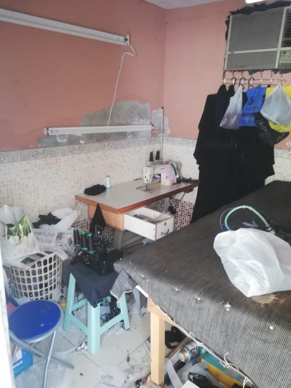 بالصور: سكن يتحوّل لخياطة الملابس