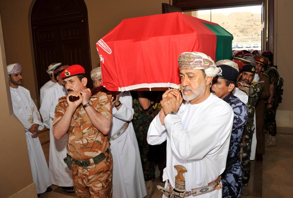 خبير في الإيتيكيت الدبلوماسي يوضح البروتوكول العسكري بجنازة والدنا السلطان قابوس