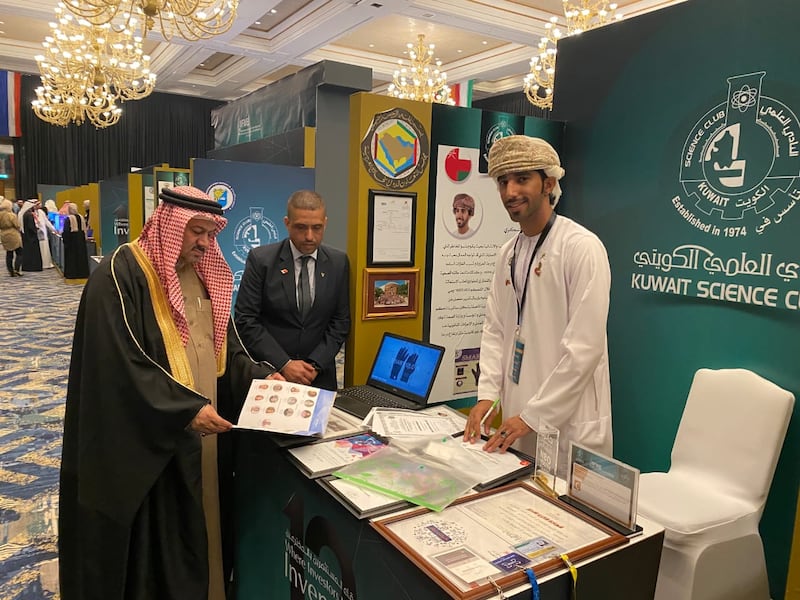 حلّ ثانيًا في معرض دولي: طالب عماني يخترع قفازًا ذكيًا ويوضح آلية عمله