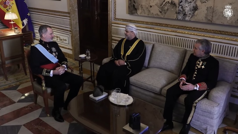 تحيات من جلالة السلطان لملك أسبانيا