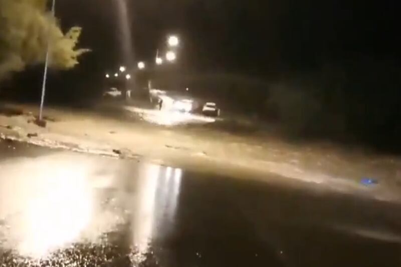 أنباء عن جرف عائلة عمانية في وادٍ بإزكي