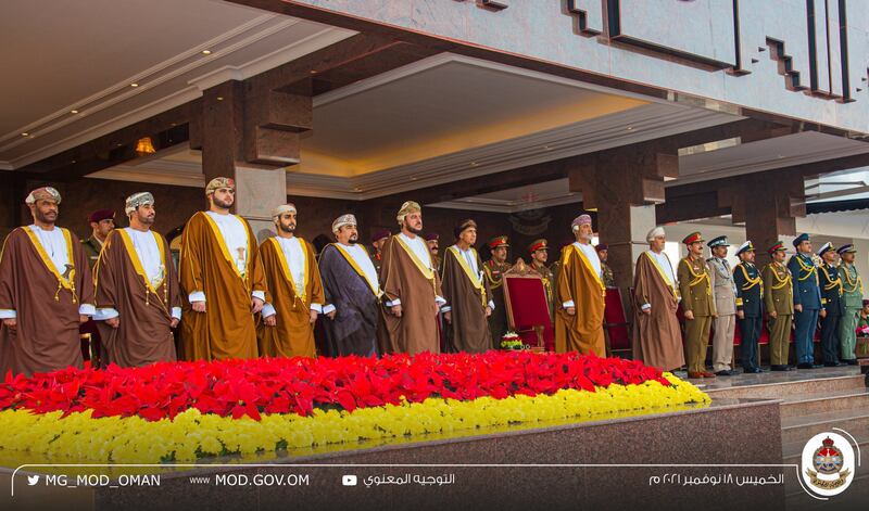 بالصور: جلالة السلطان المعظم يرعى العرض العسكري