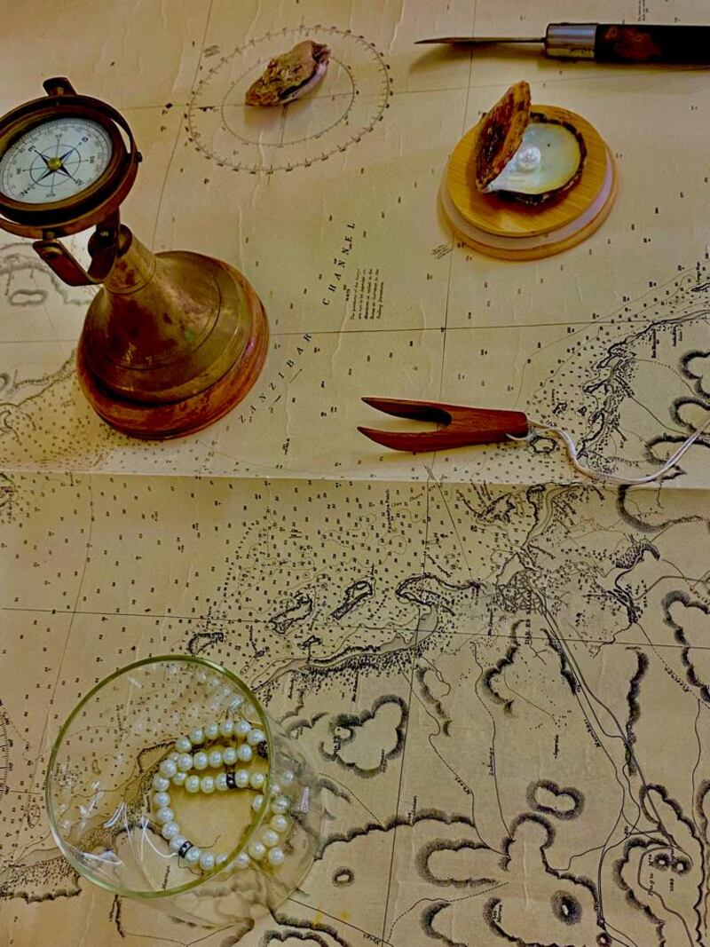 مقتنياته تُدهشك بندرتها: مواطن عُماني يحوّل منزلًا قديمًا إلى مُتحف ينتظر زيارتك