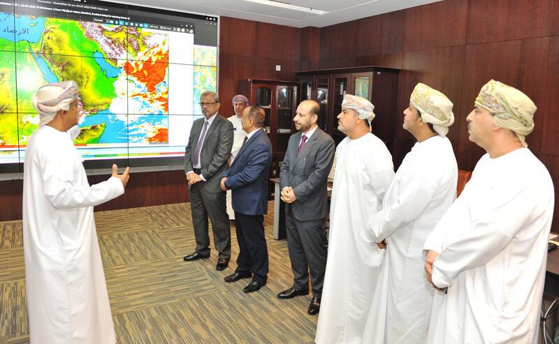 الوفد اليمني يطلع على منظومة النقل واللوجيستيات بمحافظة ظفار