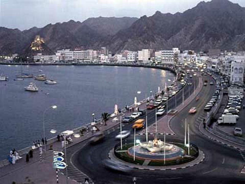 منع وقوف المركبات على جانبي الطريق البحري بمطرح
