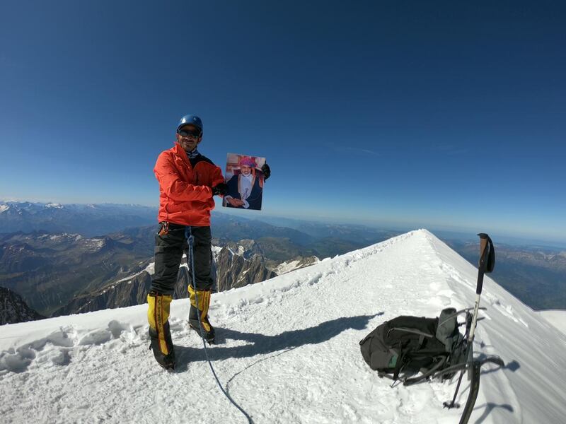 رفع علم السلطنة وصورة جلالة السلطان على قمة جبل ارتفاعها أكثر من 4800 متر