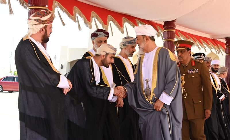 من هم المرافقون لجلالة السلطان في زيارته للإمارات؟