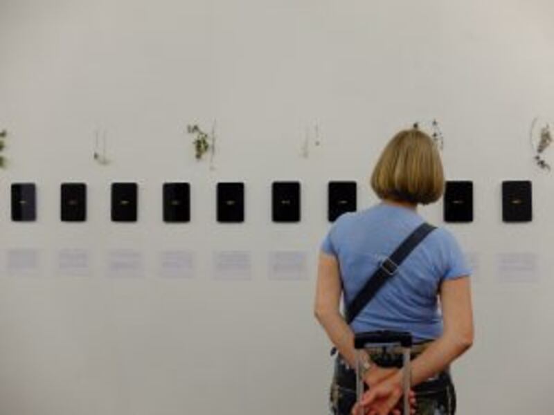 فنان عُماني يشرح “كلمات الحب” في اللغة العربية عبر لوحات فنية بألمانيا