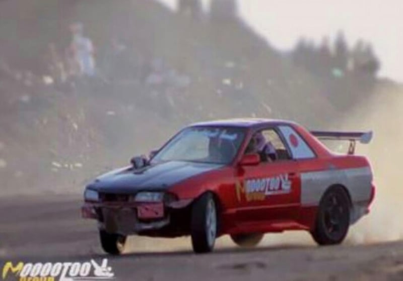 كان مطلوبًا من الإنتربول: قصة الشاب العماني “موتو” من القضبان الحديدية إلى الحرية والأمان