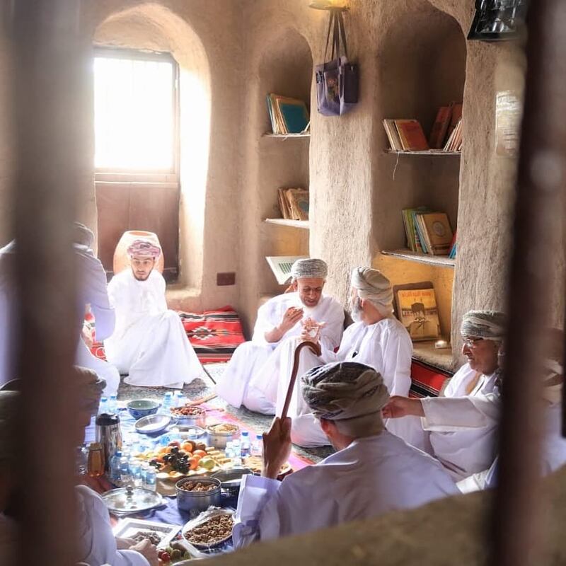 بالصور: عُمانية تُحوّل منزل أسرتها القديم إلى مَعلَمٍ زوّارُه من داخل السلطنة وخارجها