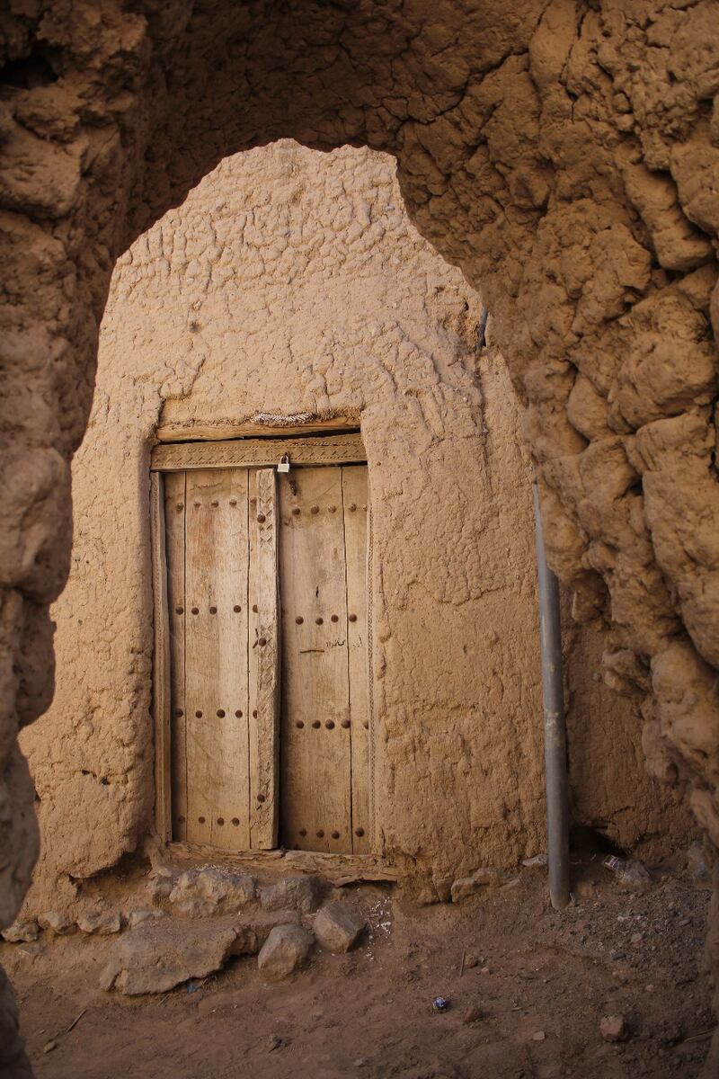 بالصور: معسكر شبابي لإحياء حارة قديمة في أدم