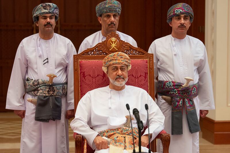 بالصور: جلالة السلطان يلتقي بشيوخ شمال الشرقية