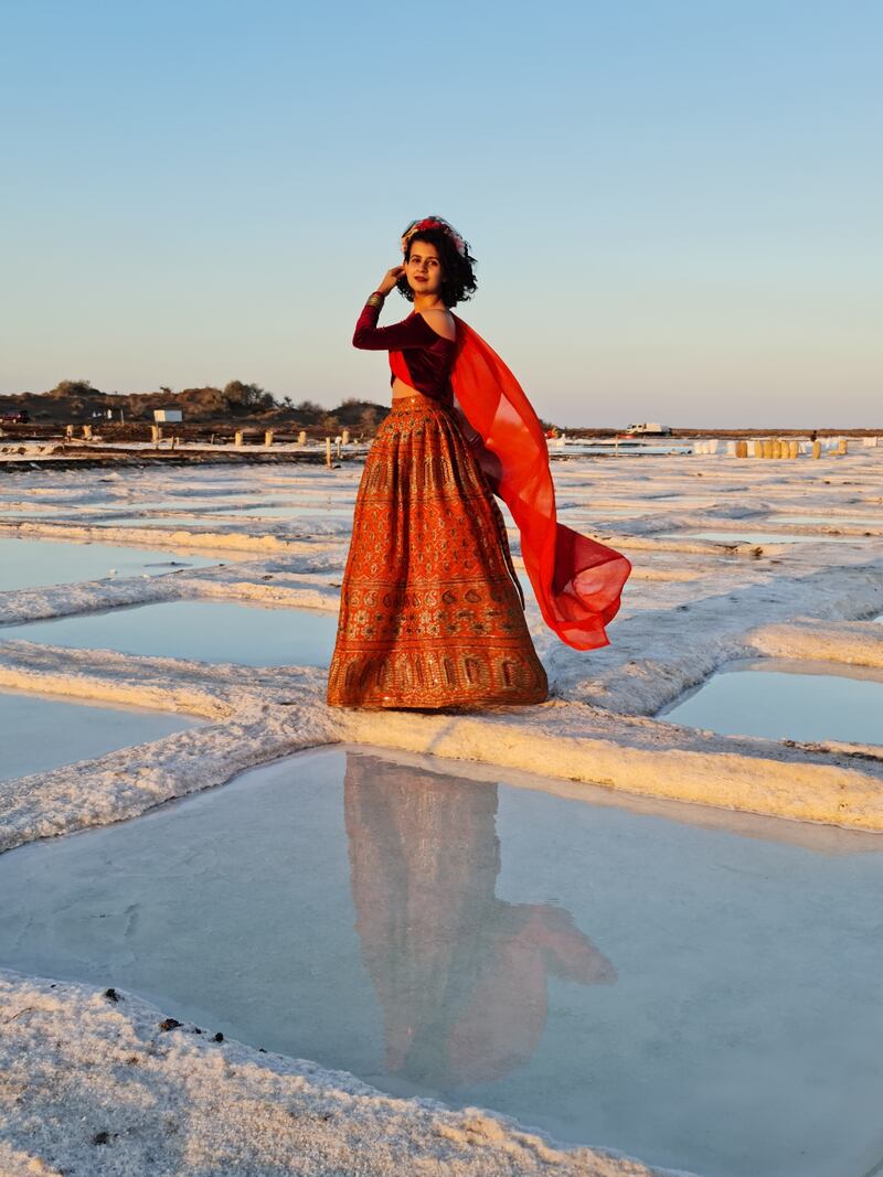 مقيمة تجوب الأماكن السياحية وتُعرّف الآخرين بجمال الطبيعة العمانية عبر حساباتها