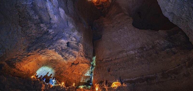 رصد عبث وسرقات لمقتنيات كهف عماني متفرّد