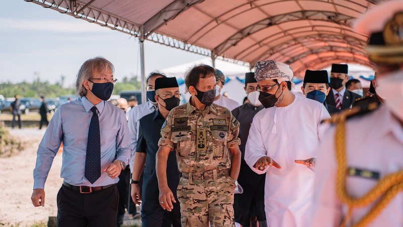 بالصور: سلطان بروناي يزور شركة يستثمر فيها جهاز الاستثمار العماني