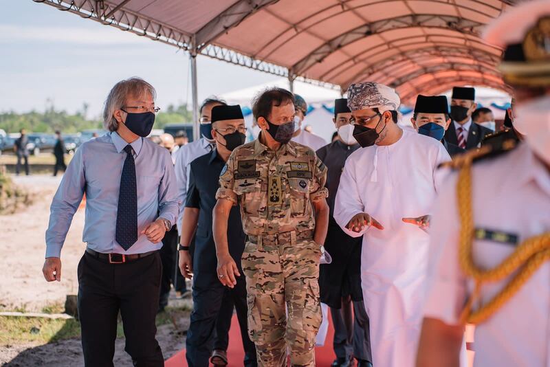 بالصور: سلطان بروناي يزور شركة يستثمر فيها جهاز الاستثمار العماني