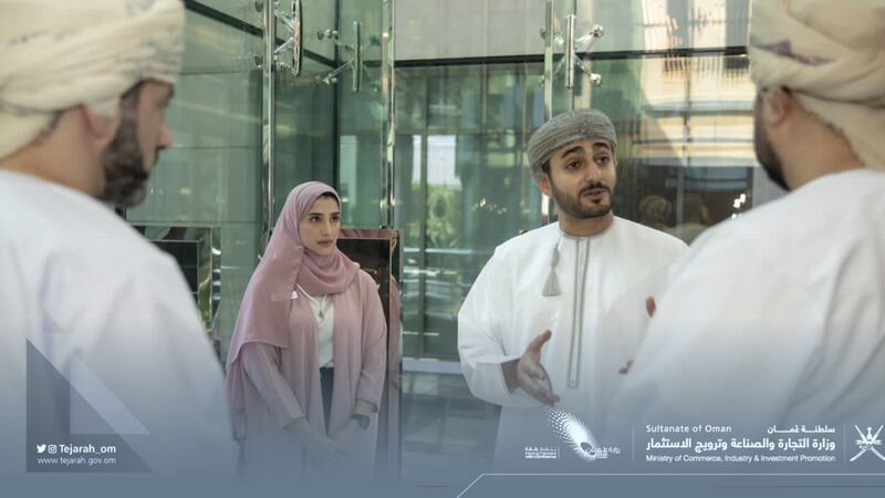 بالصور: سمو السيد ذي يزن يزور صالة استثمر في عمان