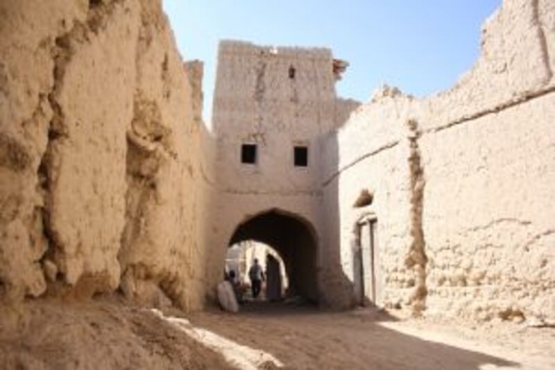 بالصور: معسكر شبابي لإحياء حارة قديمة في أدم