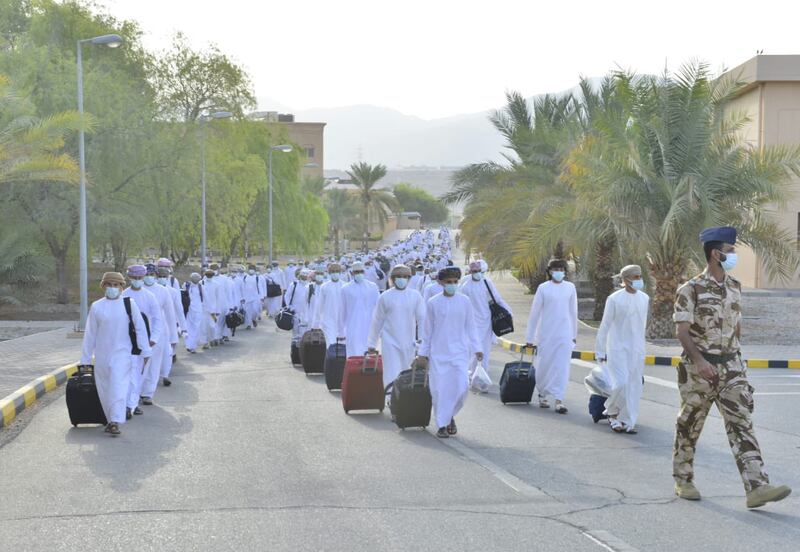 تنفيذًا  للتوجيهات السامية: مواطنون ينالون شرف الانتساب لسلاح الجو السلطاني