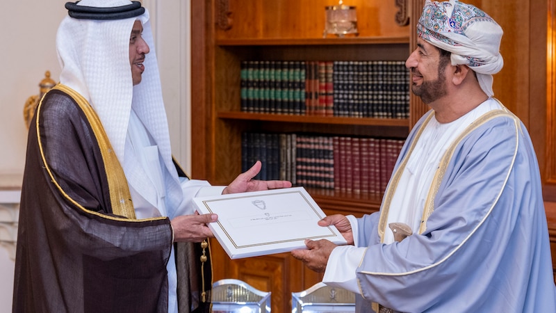 جلالة السلطان يتلقى رسالة خطية من ملك البحرين