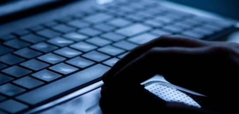 يحتال على 16 شخصًا بإعلان وهمي