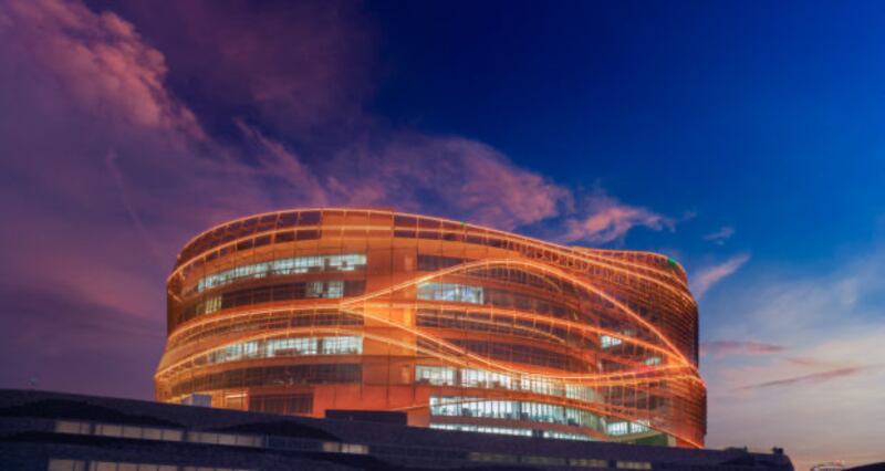 الرئيس التنفيذي لعمانتل يكشف تفاصيل من صفقة بيع الأبراج