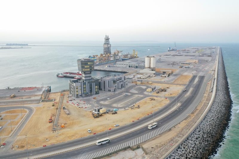 بعد إضاءته مؤخرًا: ماذا تعرف عن مكونات برج ميناء الدقم؟