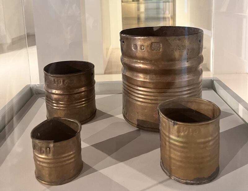 بالصور: محابر عُمانية قديمة ومكاييل نحاسية لوزن الحبوب عليها طغرائية أحد السلاطين