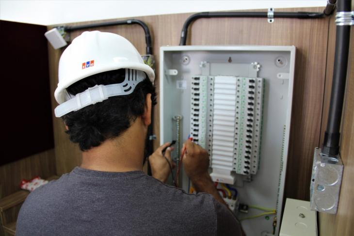 لفنيي الكهرباء: دعوة لكم للإسهام في إعادة التيار الكهربائي للمناطق المتأثرة