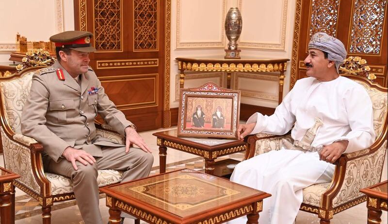 وزير المكتب السلطاني يستقبل مسؤولًا عسكريًا بريطانيًا