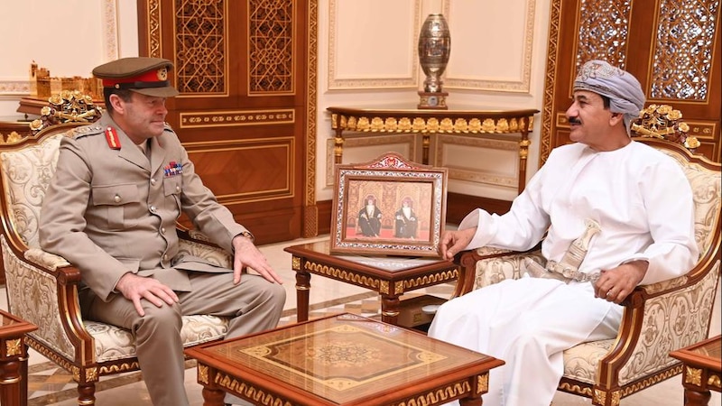 وزير المكتب السلطاني يستقبل مسؤولًا عسكريًا بريطانيًا