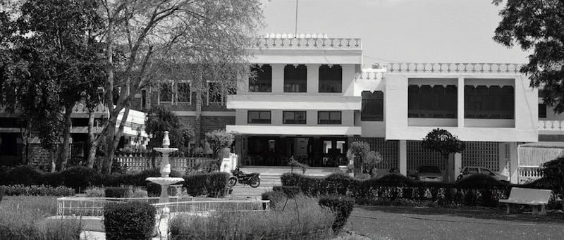 ماذا تعرف عن الكلية التي درس فيها السلطان سعيد بن تيمور والسيد فهر؟