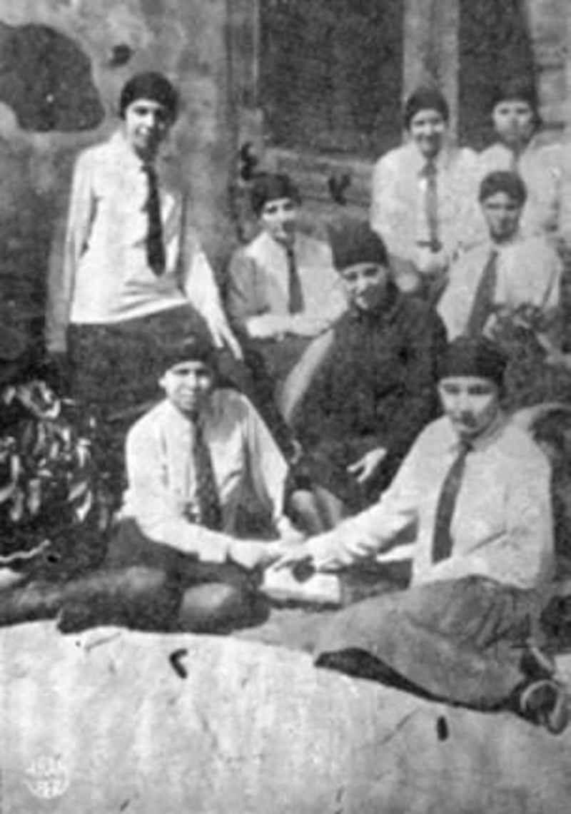 إحداهن كرّمها أنور السادات: نماذج مُشرِّفة للمرأة العُمانية الماجدة