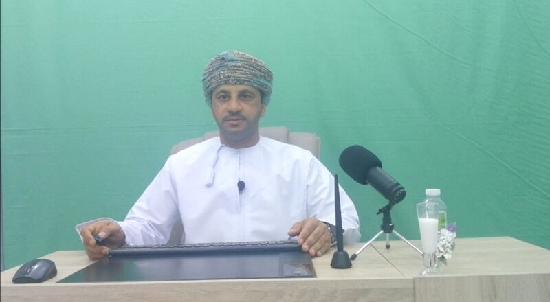 معلم سابق يُعيده “الحنين” ويُطلِق مبادرة لمساعدة المعلمين والطلبة