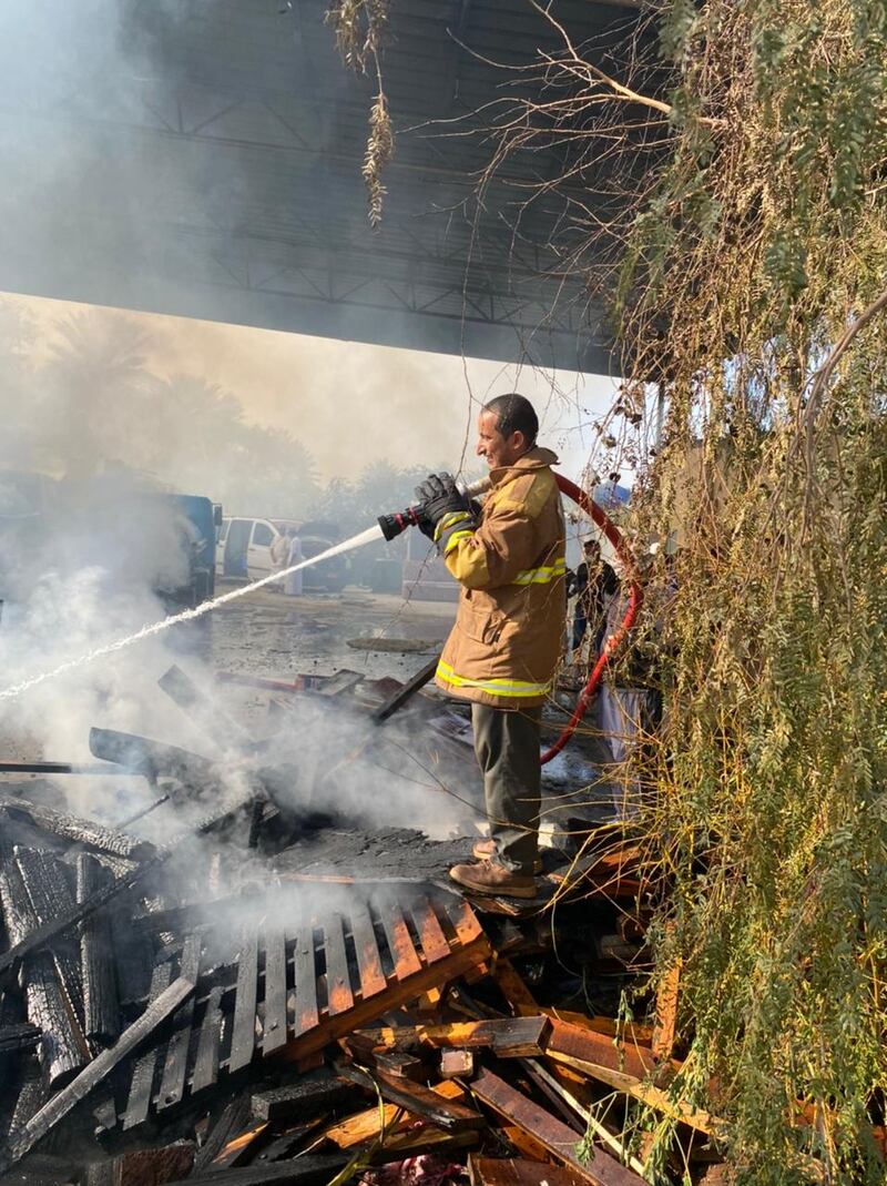 شاب عُماني يجمع بين الطين لصناعة الفخار والماء لإطفاء الحرائق