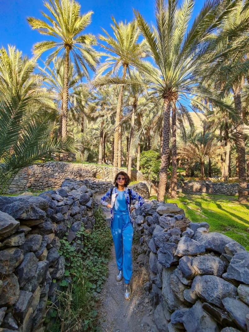 مقيمة تجوب الأماكن السياحية وتُعرّف الآخرين بجمال الطبيعة العمانية عبر حساباتها