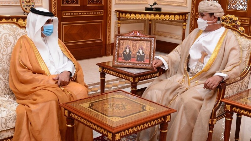 وزير المكتب السلطاني يستقبل السفير السعودي