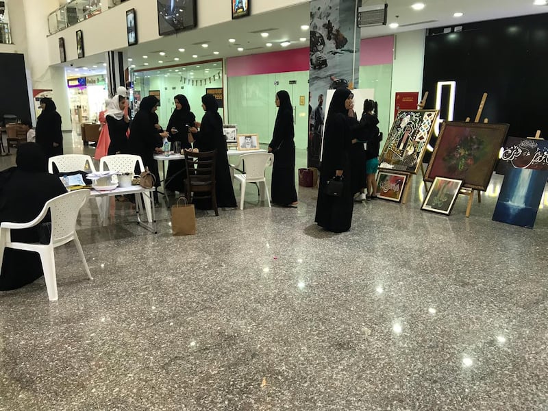 بالصور: أعمال فنية عُمانية معروضة للزوار في القرم