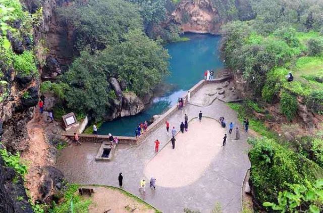 إنقاذ طفل خليجي من الغرق في عين صحلنوت