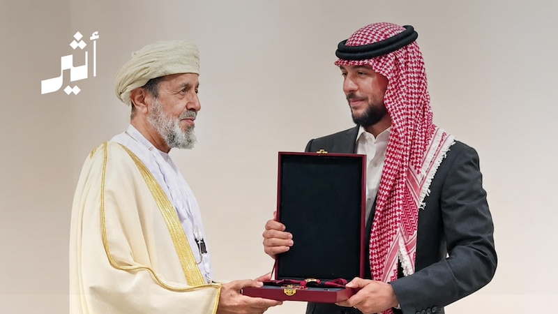 لجهوده في خدمة الأمة الإسلامية: ملك الأردن يمنح مسؤولًا عُمانيًا “وسام التميز”