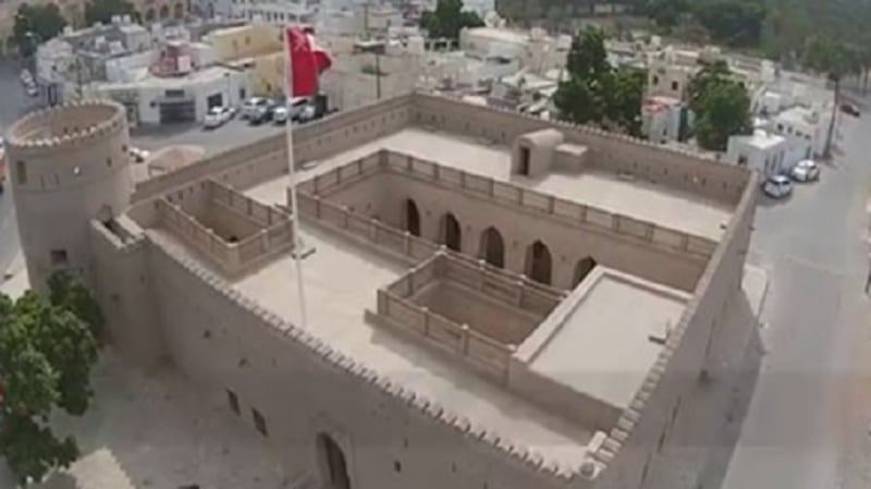 بالصور: حصن قريات طراز دفاعي مُحكَم أبدع فيه الإنسان العُماني، فما هي تفاصيله؟