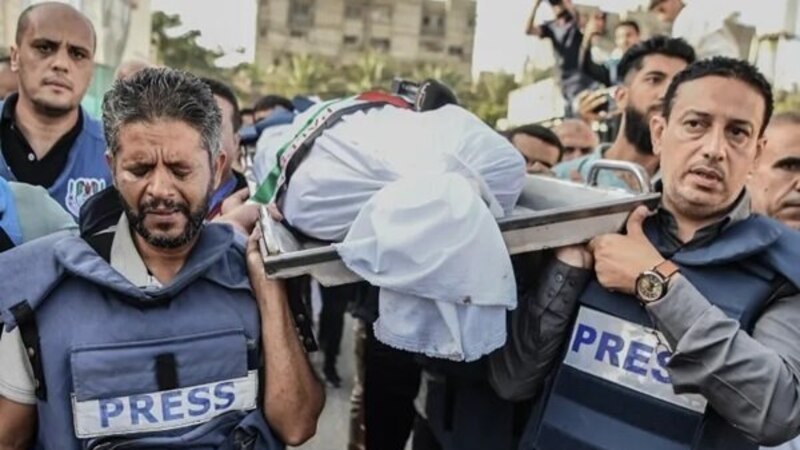(على قيد الموت)؛ الصهاينة يستهدفون أصحاب الصوت والكلمة